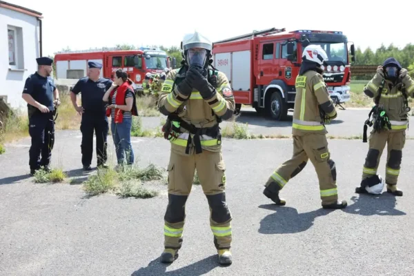 Pożar w Bujnach: interwencja strażaków z Piotrkowa i okolicznych OSP