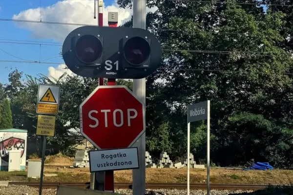 Uszkodzone rogatki na przejazdach kolejowych – apel o ostrożność