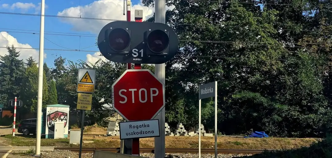 Uszkodzone rogatki na przejazdach kolejowych – apel o ostrożność