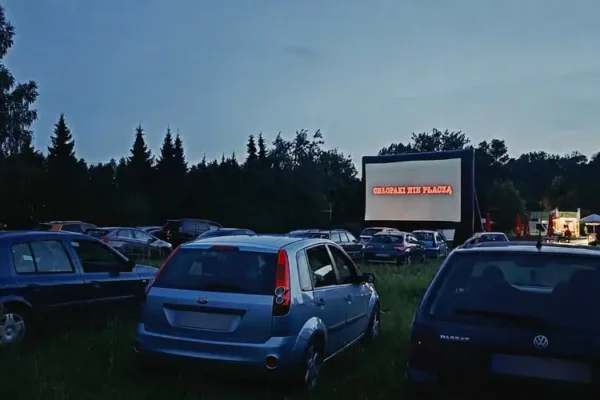 Ponad 100 osób pożegnało wakacje na kinie samochodowym w Czarnocinie