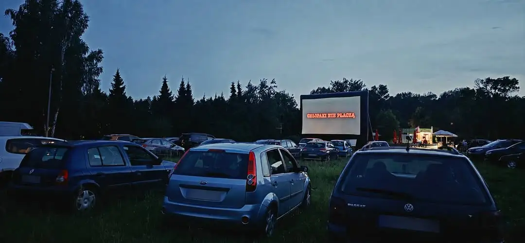 Ponad 100 osób pożegnało wakacje na kinie samochodowym w Czarnocinie