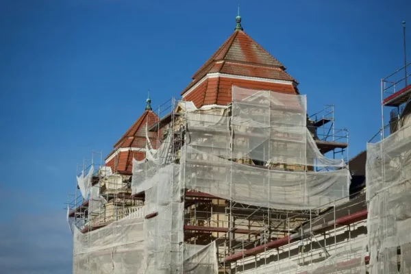 Zakończono remont dachu zabytkowej szkoły w Parzniewicach