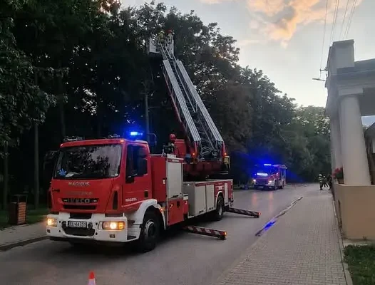 Miejscowe zagrożenie w Moszczenicy przy ul. Dworcowej – interweniowały służby