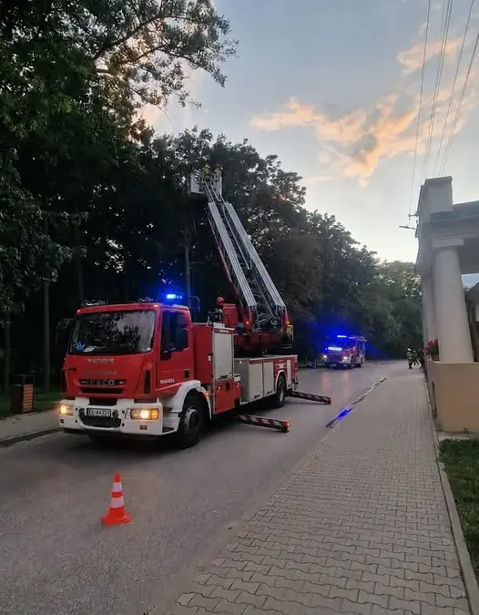 Miejscowe zagrożenie w Moszczenicy przy ul. Dworcowej – interweniowały służby