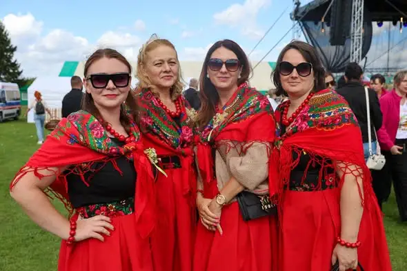 Dożynki powiatowo-gminne w Czarnocinie: barwny korowód i święto plonów