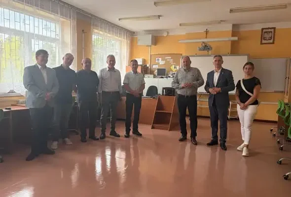 Radni z Aleksandrowa sprawdzili szkoły i omówili świadczenia socjalne