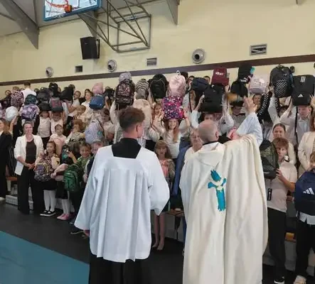 Ślubowanie pierwszoklasistów w Moszczenicy – Dzień Patrona Szkoły Podstawowej
