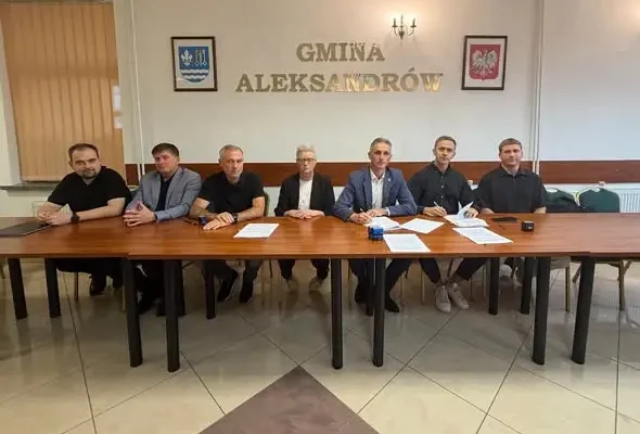 Gmina Aleksandrów stawia na zieloną energię – podpisano umowy na pompy ciepła i kolektory słoneczne