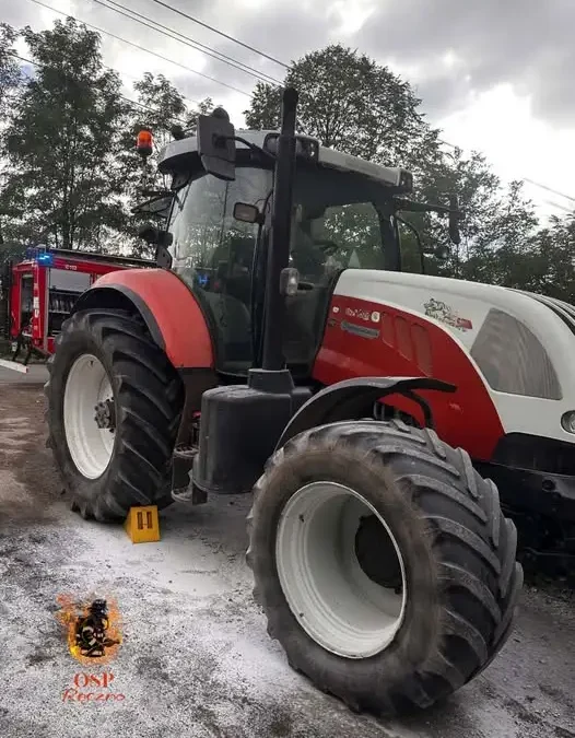 Pożar ciągnika rolniczego w Ręcznie. Interweniowały służby ratunkowe
