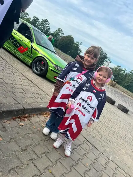 Sulejów: „Bokiem po Dobro” – drift i off road dla Zuzi, Fabiana i Konrada