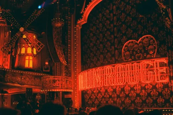 Koncert piosenki aktorskiej w Piotrkowie Trybunalskim – przenieś się w klimat Moulin Rouge