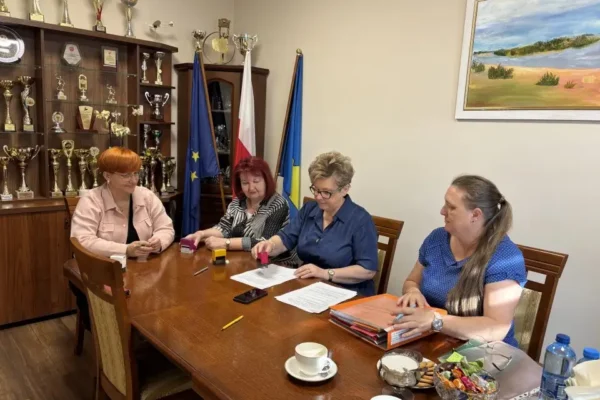 Gmina Łęki Szlacheckie podpisała umowy na przebudowę drogi w Wydryniwie