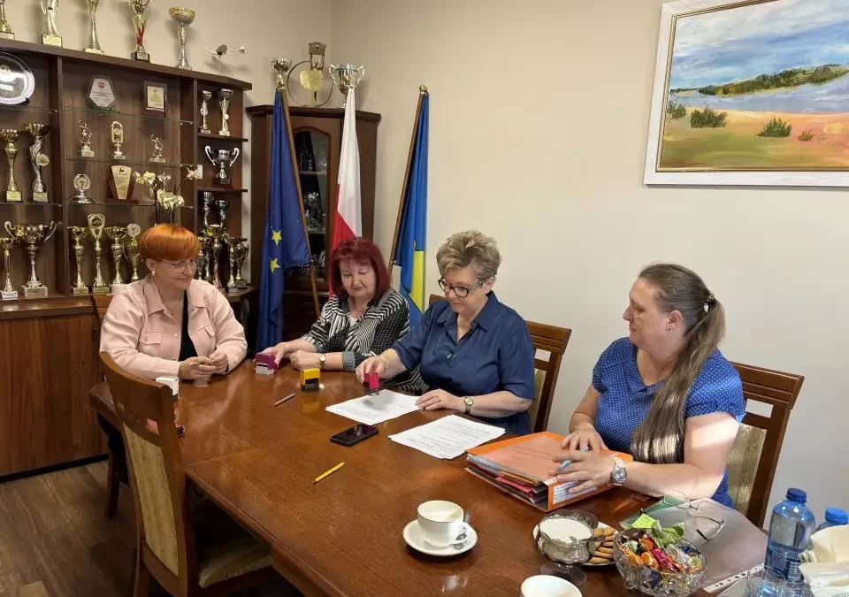 Gmina Łęki Szlacheckie podpisała umowy na przebudowę drogi w Wydryniwie