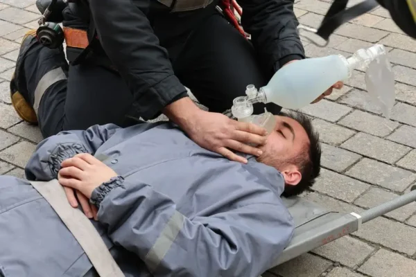Strażacy z OSP Sulejów zapewniają opiekę medyczną podczas meczów juniorów Skalnika