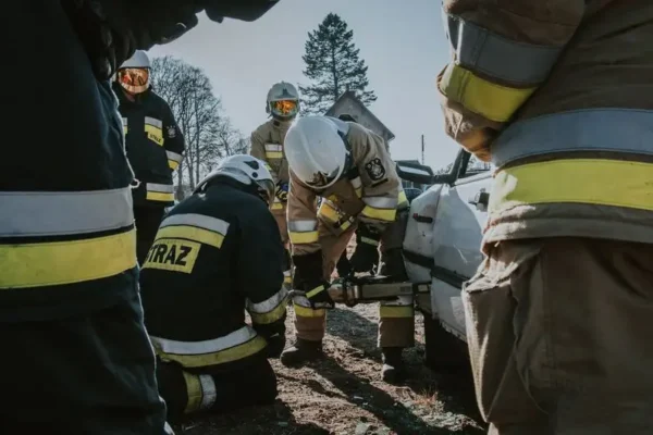Strażacy z OSP Wola Krzysztoporska uczyli ósmoklasistów, jak ratować życie